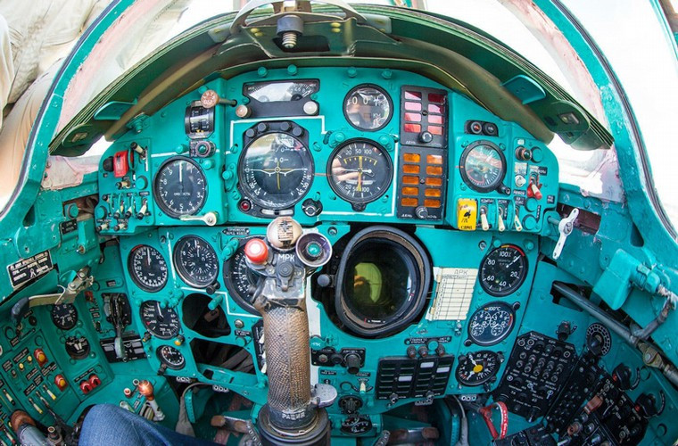 Trên bảng điều khiển có màn hình hiện sóng radar, tuy nhiên biến thể MiG-25PU đã tháo bỏ hoàn toàn radar nên mất đi khả năng mang tên lửa đối không tầm trung dẫn đường bằng radar R-40R, thay vào đó nó vẫn có khả năng mang 4 tên lửa dẫn đường hồng ngoại R-40R đạt tầm phóng 30km.