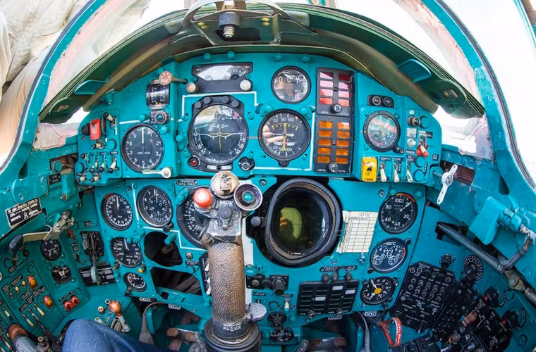 Trên bảng điều khiển có màn hình hiện sóng radar, tuy nhiên biến thể MiG-25PU đã tháo bỏ hoàn toàn radar nên mất đi khả năng mang tên lửa đối không tầm trung dẫn đường bằng radar R-40R, thay vào đó nó vẫn có khả năng mang 4 tên lửa dẫn đường hồng ngoại R-40R đạt tầm phóng 30km.