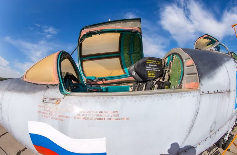 “Đột nhập” buồng lái dành cho phi công học viên trên MiG-25PU.