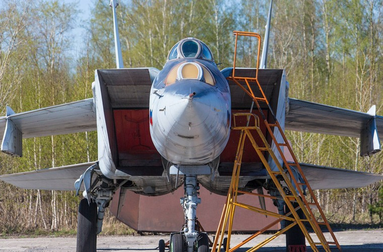 Ngoài tốc độ nhanh khủng khiếp thừa hưởng, MiG-25PU còn có đặc điểm “dị” ở thiết kế buồng lái so với mẫu máy bay huấn luyện chiến đấu khác trên thế giới.