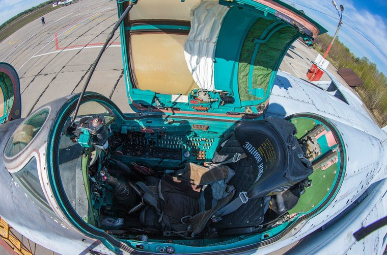 Cận cảnh buồng lái của giáo viên bay ngồi sau – đây vốn dĩ là buồng lái chính trên mẫu MiG-25 chiến đấu.