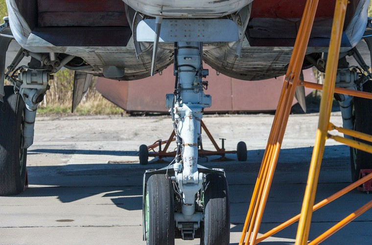 Cận cảnh bộ càng bánh đáp của chiếc MiG-25PU.