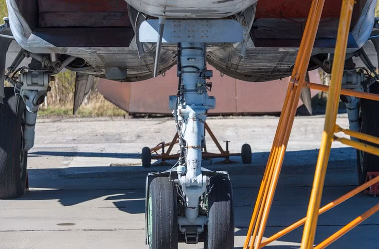 Cận cảnh bộ càng bánh đáp của chiếc MiG-25PU.