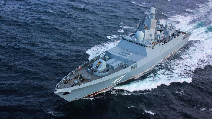 Ngoài ra còn phải kể tới nhược điểm của radar trinh sát bề mặt không thể hoạt động hiệu quả ngoài đường chân trời vô tuyến điện từ có cự ly 40 - 45 km chứ chưa nói đến việc chẳng có cách nào nhìn nhận mục tiêu từ cự ly vài trăm km.