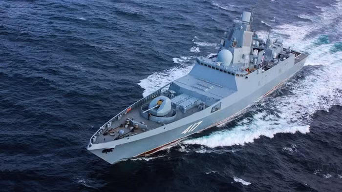 Ngoài ra còn phải kể tới nhược điểm của radar trinh sát bề mặt không thể hoạt động hiệu quả ngoài đường chân trời vô tuyến điện từ có cự ly 40 - 45 km chứ chưa nói đến việc chẳng có cách nào nhìn nhận mục tiêu từ cự ly vài trăm km.