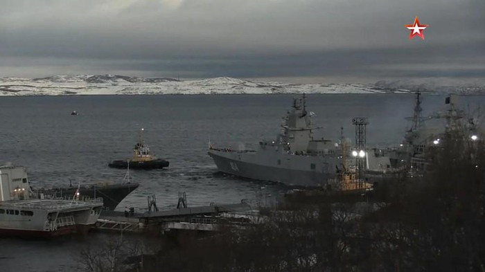 “Bởi vì trên đường đi, nó sẽ bị phát hiện dễ dàng bởi máy bay chỉ huy - cảnh báo sớm trên không AWACS E-2 Hawkeye trên tàu sân bay. Tiếp đó hàng không trên hạm sẽ bay lên không trung".