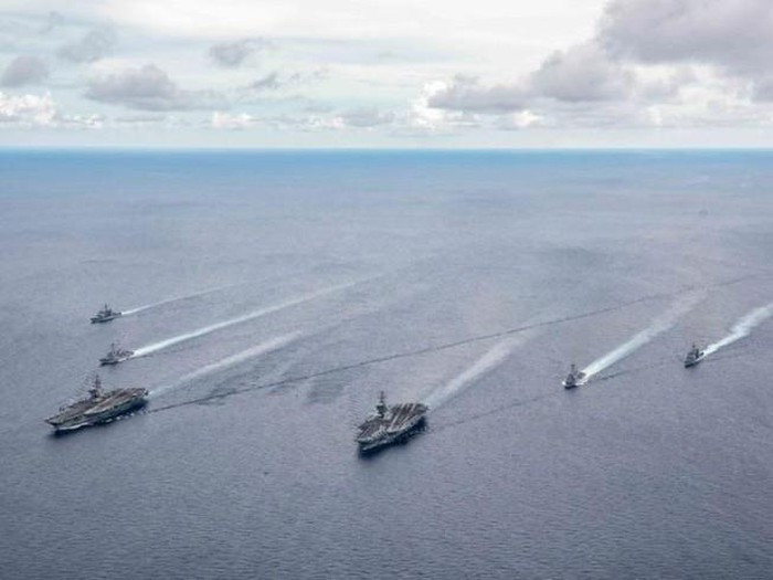 Mỹ đã tiến hành các cuộc tập trận ngoài khơi với tàu sân bay USS Ronald Reagan ở Biển Đông hôm 15/8. Ngày 18/8, Mỹ cũng cho một tàu khu trục đi qua eo biển Đài Loan để chứng tỏ quyền tự do hàng hải.