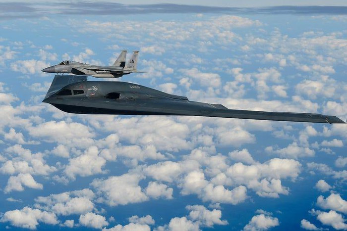 Cùng lúc đó, hai máy bay ném bom tàng hình B-2 Spirit - được triển khai tới Cơ sở Hỗ trợ Hải quân Diego Garcia - đã bay tới Ấn Độ Dương để huấn luyện chiến thuật chung. Không quân Mỹ không nêu rõ lực lượng tham gia tập trận.