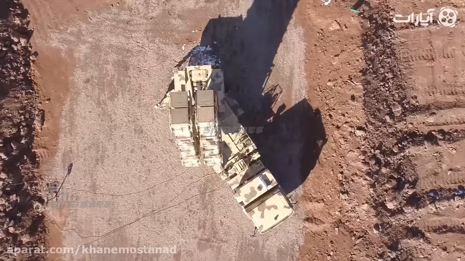 Trong ảnh là bệ phóng tự hành tổ hợp tên lửa phòng không Talaash – thiết kế của nó trông giống với bệ phóng Patriot PAC-2 với các ống phóng hình hộp. Nguồn ảnh: aparat