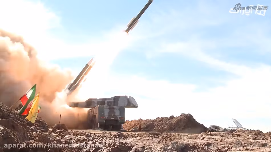 Loại tên lửa phòng không thứ 2 mà Iran vừa bắn thử gây sự chú ý là Raad – nó có nhiều thông tin được tiết lộ hơn Talaash, tuy nhiên vẫn rất bí ẩn. Theo hãng thông tấn Fars, Raad được thiết kế để chống lại các máy bay tiêm kích, tên lửa hành trình, bom thông minh, trực thăng và UAV. Nguồn ảnh: aparat