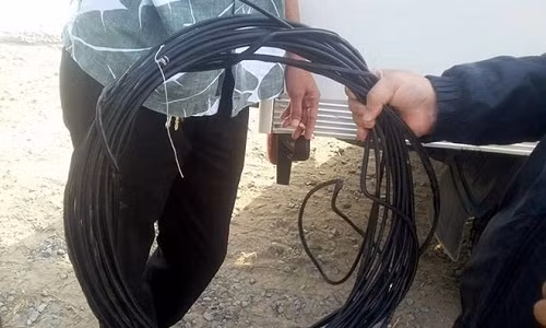 Cuộn dây cáp cơ quan chức năng thu giữ tại hiện trường.