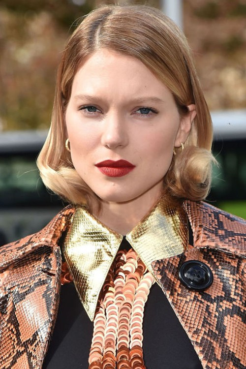 Lea Seydoux mô phong đôi môi tựa cánh hồng với tông son đỏ vintage.