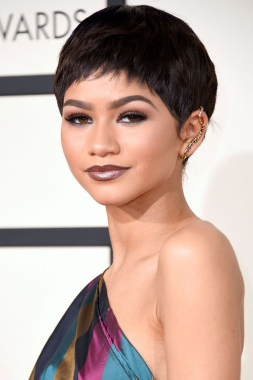 Các cô gái cá tính hẳn không thể quên được son ánh nâu đồng của Zendaya.