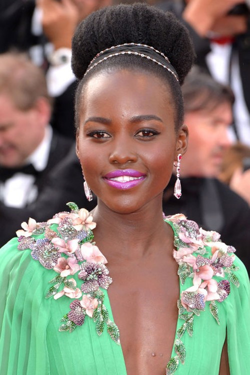 Lupita Nyongo đầy ma lực với son tím hoa cà.