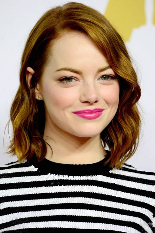 Emma Stone nổi bật làn da sáng với màu son hồng phớt tím.