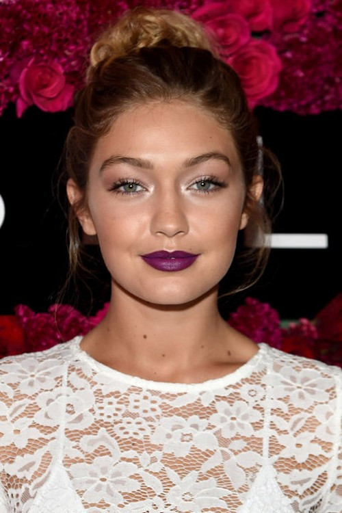Son tím sẫm cho những cô nàng cái tính như Gigi Hadid