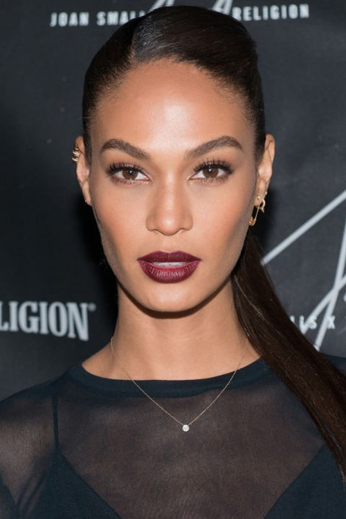 Joan Smalls đầy ma lực với tông son đỏ thẫm còn có cái tên rất thu hút "Ma cà rồng"