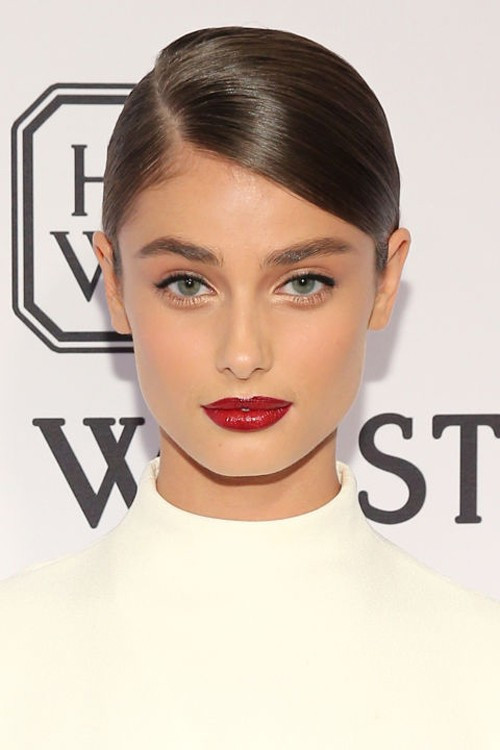 Taylor Hill mê hoặc với tông son thẫm cổ điển.