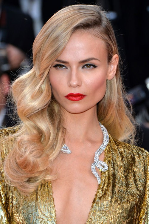 Natasha Poly chọn son nhũ đỏ tươi cho làn môi thêm thu hút.