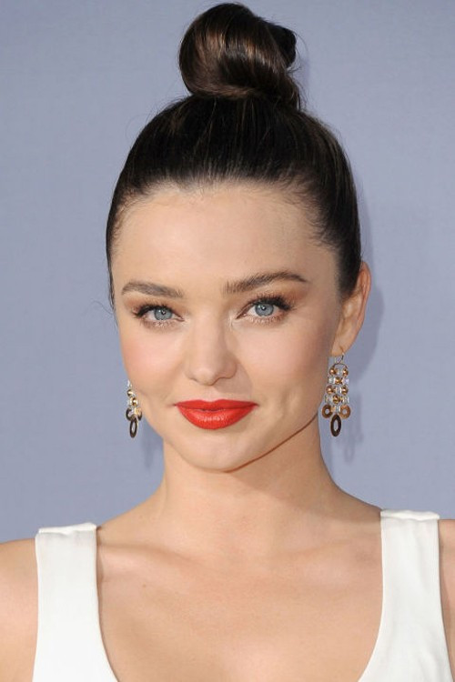 Miranda Kerr rạng rỡ với màu đỏ cam trên nước da hồng hào khỏe mảnh.