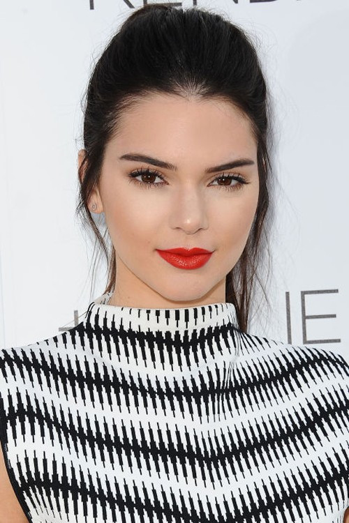 Kendall Jenner thu hút mọi ánh nhìn với son đỏ tươi.