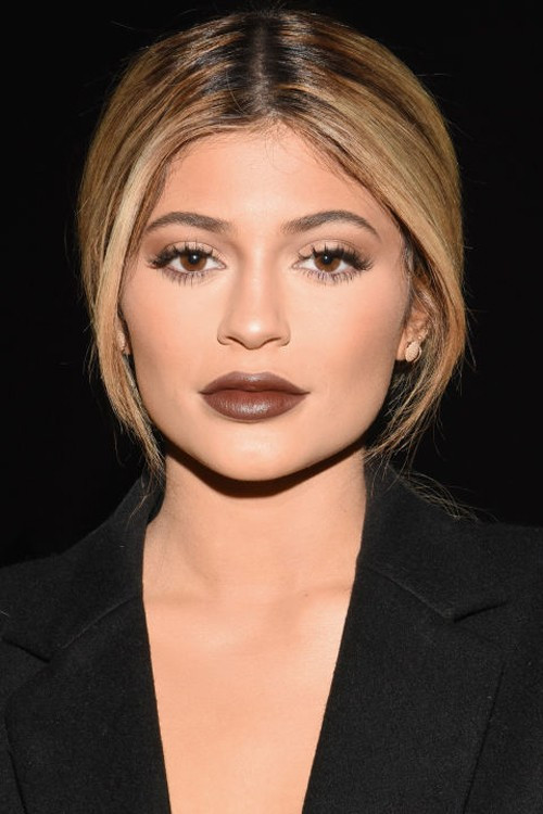 Kylie Jenner và màu son socola ngọt ngào đã tạo thành xu hướng cực hấp dẫn.