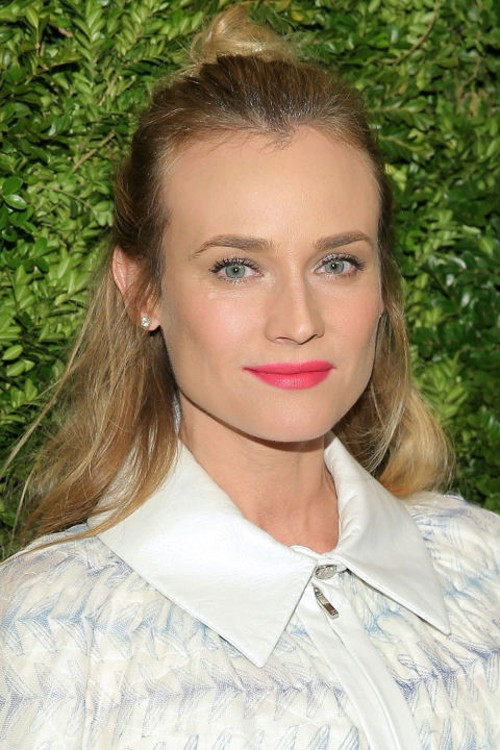 Diane Kruger khoe làn da trắng với màu son hồng tươi.