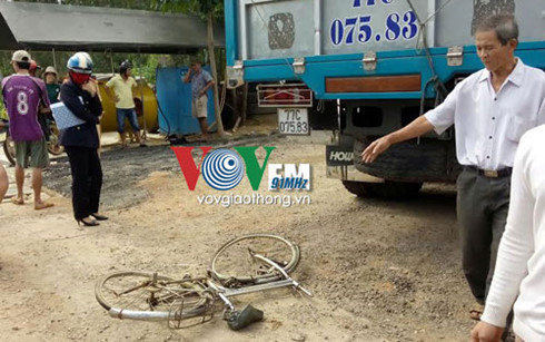 5. Xe tải quay đầu đụng chết một học sinh Khoảng 10h ngày 15/12, tại QL1A thôn Vĩnh Bình, xã Mỹ Phong, huyện Phù Mỹ (Bình Định), tài xế Võ Thanh Tâm (SN 1979, ở Dương Liễu Tây, thị trấn Bình Dương, Phù Mỹ) điều khiển ô tô tải BKS 77C-075.83 chạy hướng Bắc-Nam. Khi cho xe quay đầu để vào garage, xe đã va vào em Trần Quốc Việt (SN 2000, trú thôn Văn Trường Tây, xã Mỹ Phong) đang điều khiển xe đạp cùng chiều. Dù được đưa đi cấp cứu kịp thời, nhưng cho chấn thương nặng nên em Việt đã tử vong.