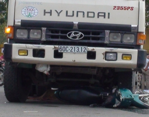 11. Nữ sinh chết thảm dưới bánh xe ben khi vừa tan trường Khoảng 16h ngày 18/12, xe ben BKS 60C-21312 lưu thông theo hướng từ ngã ba Trường 4 (thuộc khu phố 3 phường Long Bình Tân- Tp Biên Hòa) ra đường Bùi Văn Hòa thuộc phường Long Bình. Khi tài xế đang cho xe ôm cua thì bất ngờ xe ben đã va chạm với xe máy 60-V5- 2759 do nữ sinh Lưu Thị Vân Anh 19 tuổi ngụ phường Long Bình Tân điều khiển. Cú va chạm khiến nữ sinh viên cùng xe mô tô bị xe tải ben cuốn vào gầm, chết tại chỗ.