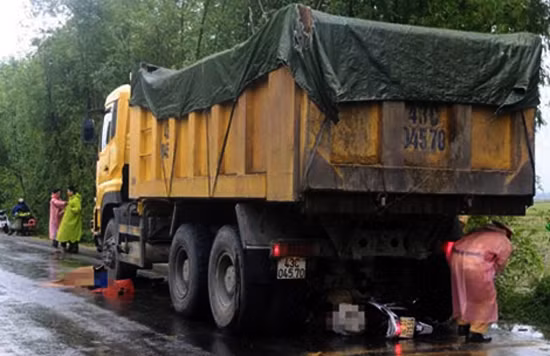 Nhung vu tai nan giao thong tham khoc tuan qua (13/12 - 19/12/2015)-Hinh-7