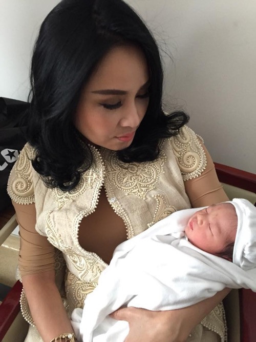 Ca sĩ Thanh Lam chia sẻ hình ảnh bế con trai mới sinh của Tùng Dương.