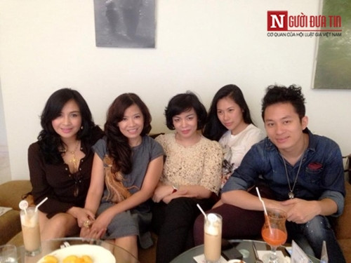 Bạn gái Tùng Dương (áo trắng).