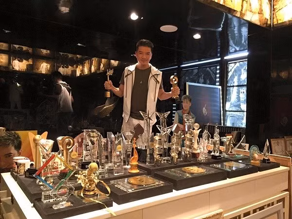 Mới đây, bạn thân của Mr. Đàm là ca sĩ Vũ Hà đã chia sẻ về anh rằng: "Mỗi lần đi chơi với Mr Đàm, trong cả cuộc vui, tôi được thoải mái, vô tư, chơi hết mình, còn với “hắn ta” 2 phút phải cầm điện thoại một lần. Sau đó, Hưng đưa cho tôi cái lịch trình làm việc, tôi đến phát hoảng luôn, quá dày đặc và kinh khủng khiếp. Nếu tôi làm việc 10 thì Hưng làm việc 100, cho nên những thành quả của Hưng đạt được là xứng đáng."