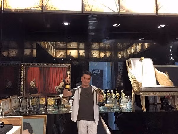 Khán giả, người thân, bạn bè, học trò,... ai nấy đều phục sức "cày" của Mr. Đàm. Nhiều hôm anh chỉ ngủ được 2-3 tiếng vì lịch diễn quá dày và phải di chuyển liên tục.