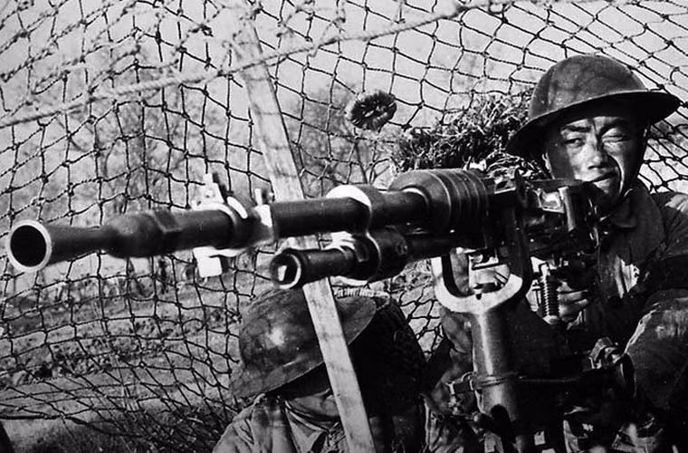 Gần đây, một loạt bức ảnh lịch sử ghi lại trận chiến Thượng Hải 1937 tàn khốc giữa quân đội Quốc dân Đảng Trung Quốc với quân đội phát xít Nhật do nhiếp ảnh gia Hyland Lyon (hãng thông tấn AP) chụp đã được đem ra bán đấu giá ở Bắc Kinh. Các bức ảnh này sẽ cho người xem hồi tưởng lại những khoảnh khắc kinh hoàng tại trận chiến đẫm máu nhất chiến tranh Trung – Nhật.