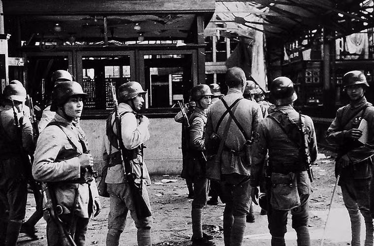 Nhắc tới trận chiến Thượng Hải, các binh sỹ từng tham chiến thường nhớ tới chỉ là hình ảnh vô cùng đẫm máu “máu chảy thành sông”. Một sư đoàn tham chiến chỉ trong hai ngày đã hoàn toàn bị tiêu diệt. Những binh sỹ mới nhập ngũ chưa được học điều lệnh nghiêm nghỉ đã được dạy cách cầm súng.