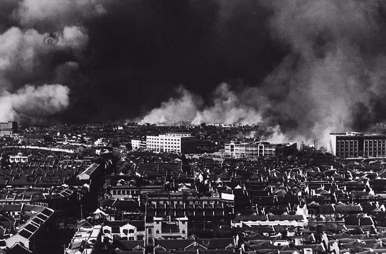 Khi quân Nhật phát hiện ra quân Trung Quốc đồn trú ở kho Tứ Hành, ngay lập tức tung ra cuộc tấn công điên cuồng. Tạ Tấn Nguyên cùng đội quân chiến đấu liên tục 4 ngày 4 đêm, đáp trả 6 cuộc tấn công của quân Nhật, khiến hàng trăm quân thương vong. Ảnh chụp từ trên cao khu vực kho tứ Hành bị không kích.