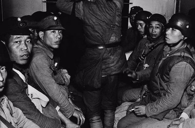 Ảnh các binh sĩ canh giữ kho Tứ Hành trong quá trình rút lui.