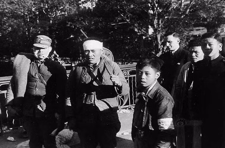 Trận chiến Thượng Hải kết thúc ngày 26/11/1937 với thất bại hoàn toàn về quân Quốc dân Đảng Trung Quốc. Ước tính có khoảng 250-290.000 lính Trung Quốc thiệt mạng, trong khi phía Nhật chỉ có khoảng 70.000 người. Ảnh: các binh sĩ Trung Quốc rút lui khỏi Thượng Hải.