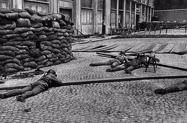 Tạ Tấn Nguyên dẫn Tiểu đoàn gồm 411 quân, nhưng tuyên truyền là 800 quân, đồn trú tại kho Tứ Hành. Khi đó, các đội quân đồng minh khác đã rút lui. Tạ Tấn Nguyên nói với binh sĩ rằng: “Hiện tại, bốn phía chúng ta đang bị quân Nhật bao vây, kho này là căn cứ địa của chúng ta, cũng có thể là phần mộ của chúng ta. Chỉ cần còn một mạng sống chúng ta cũng phải chiến đấu đến cùng với kẻ thù”. Ảnh: các binh sĩ Quốc Dân Đảng diễn tập bảo vệ kho Tứ Hành.