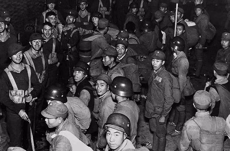 Khi đó, từ 411 binh sĩ ban đầu còn lại hơn 370 binh sĩ, họ được yêu cầu phải giao nộp tất cả các loại vũ khí. Trong ảnh là đội quân canh giữ Tứ Hành rút lui khỏi khu vực tô giới.