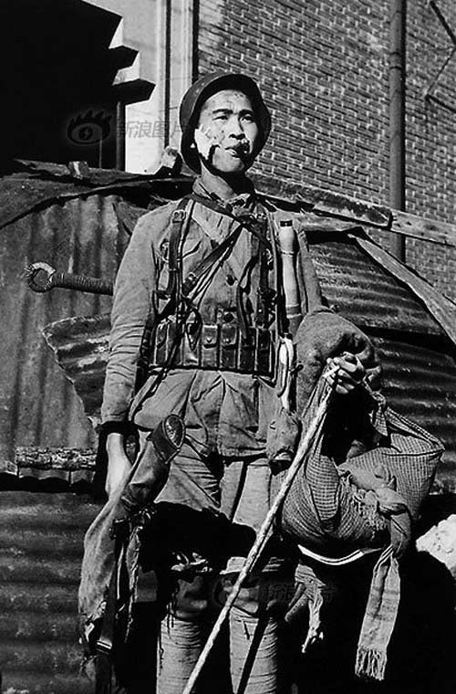 Trong trận chiến Thượng Hải (hay còn gọi là Hội chiến Tùng Hộ), chính phủ Quốc dân Đảng đã huy động 750.000 quân. Tuy nhiên, do những sai lầm về mặt chỉ huy chiến lược của Tưởng Giới Thạch và sự chênh lệch về trang bị đã đẩy quân đội Quốc Dân Đảng vào thế khó. Trong ảnh là binh sỹ Trung Quốc qua ống kính của Hyland Lyon.