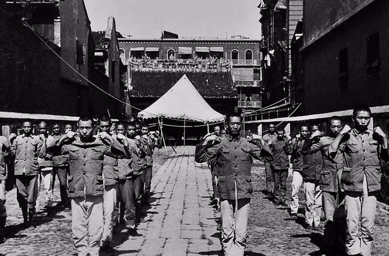 Trong những hoàn cảnh vô cùng khó khăn, bất kể ngày đêm, nhiếp ảnh gia Hyland Lyon sử dụng máy ảnh để ghi lại sự tàn ác, cái chết tang tóc. Ảnh: đơn vị lính Trung Quốc tập thể dục trong thời gian diễn ra chiến sự ác liệt.