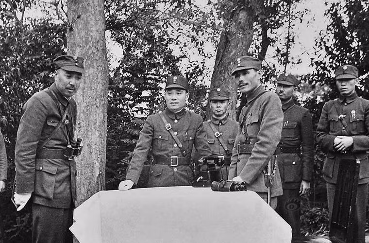 Trong trận chiến Thượng Hải, các sỹ quan quân đội cấp thượng úy trở lên tử trận hơn nghìn người, trong đó hơn 10 cấp tướng bị chết (không bao gồm những người được thăng cấp sau khi chết). Trong đó Lữ đoàn trưởng Lữ đoàn 264 thuộc Sư đoàn 88 Hoàng Mai Hưng là viên tướng đầu tiên hy sinh; Sư đoàn trưởng Sư 18 Chu Diệu Hoa tự sát; Sư trưởng Sư 67 Ngô Khắc Nhân hy sinh để yểm hộ cho binh lính rút lui. Trong hình là các tướng lĩnh trên chiến trường, phía chính giữa là Phó Tư lệnh Quân khu 3 Cố Chúc Đồng.