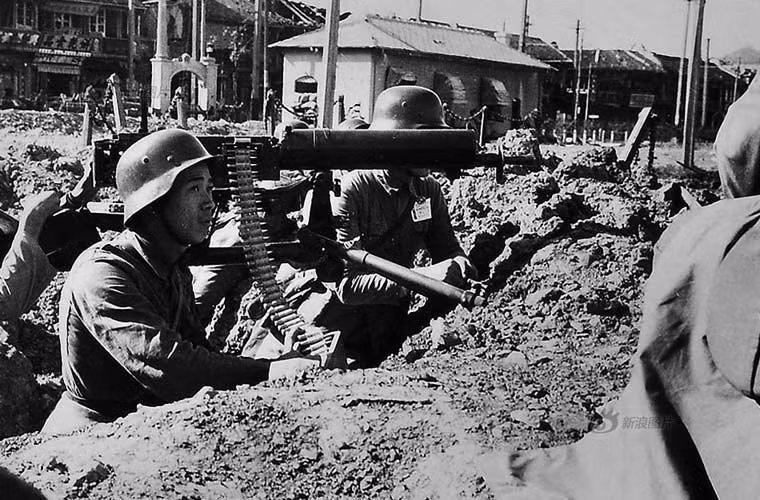 Trong khi đó, Nhật Bản huy động chỉ 280.000 quân, tuy nhiên có sự phối hợp của lực lượng Hải - Lục - Không quân, quân lính tác chiến dưới sự yểm hộ của máy bay ném bom, pháo hạm và pháo binh lục quân. Còn các binh sĩ Trung Quốc chủ yếu sử dụng máu để đánh đổi lấy thắng bại của trận đấu. Trong hình là lính Trung Quốc tại thị trấn Áp Bắc.