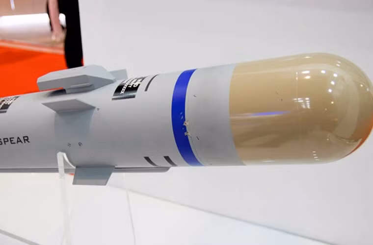 Spear 3 nặng 80kg, đường kính thân vẻn vẹn 18cm - nhỏ hơn rất nhiều so với các loại tên lửa thông thường. Nó được trang bị động cơ phản lực với 2 cửa hút khí bố trí trên thân.