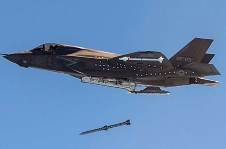 Vì gọn nhẹ nên mỗi chiếc F35B của Hải quân Hoàng gia Anh có thể mang theo 8 tên lửa Spear 3 mà vẫn còn đủ không gian để mang theo một số loại tên lửa khác.