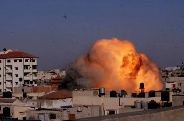 Nó cũng được dùng để không kích các cơ sở hạ tầng cố định của như kho xăng, nhà xưởng…