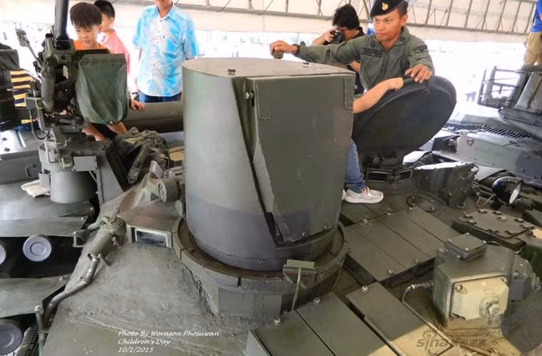 So với mẫu T-80U trước đây, T-84 Oplot-T được hiện đại hóa mạnh mẽ ở hệ thống phòng vệ. Theo đó, Oplot-T được trang bị hệ thống phòng vệ đa lớp gồm: giáp bị động (làm bằng vật liệu tổng hợp composite); giáp ERA chủ động Nozh-2; hệ thống phòng vệ chủ động Zalson hoặc hệ thống gây nhiễu quang học Varta.