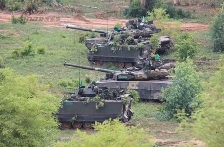 T-84 đi cùng đội hình xe thiết giáp chở quân M113.